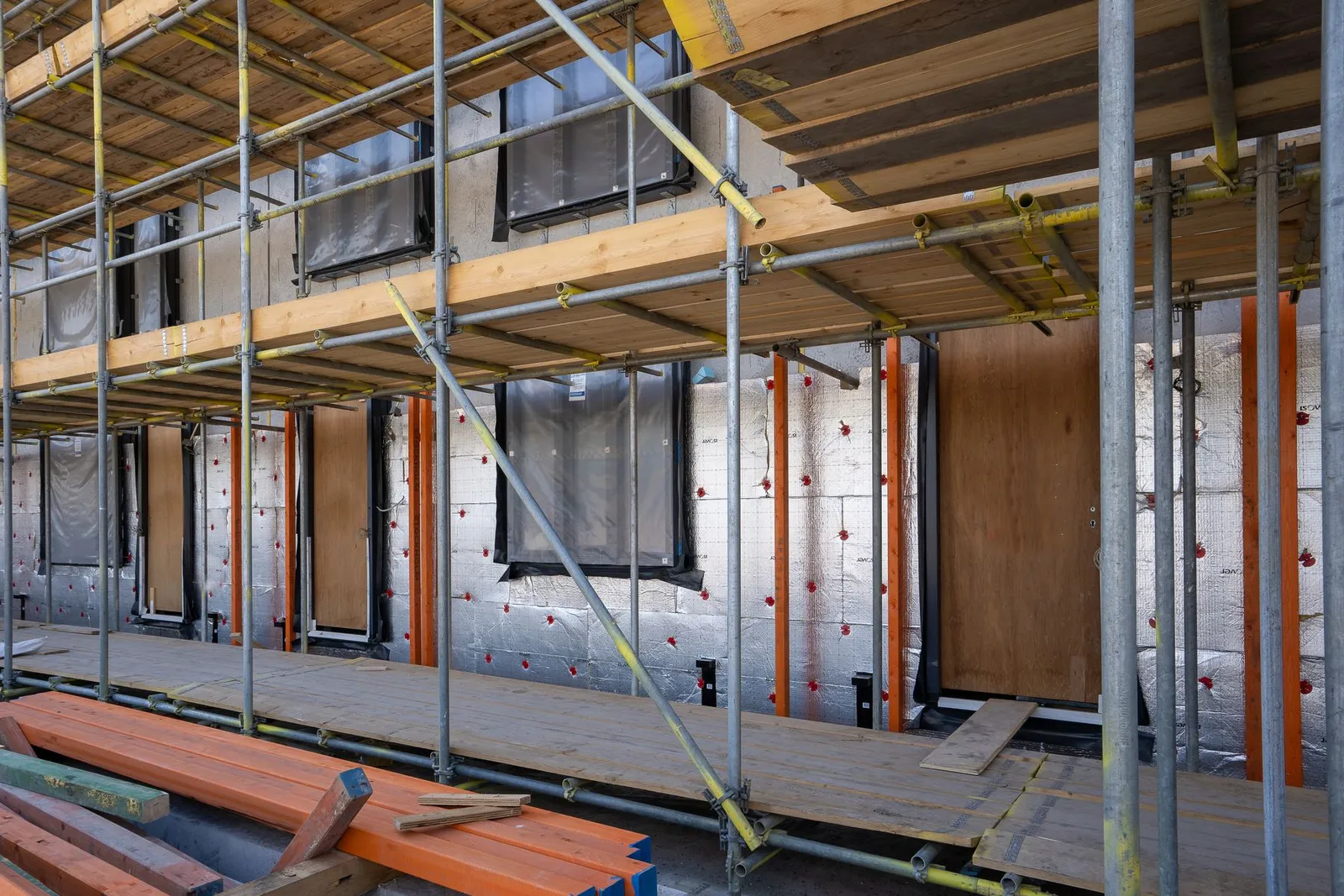 Isolation extérieure et échafaudage autour d’un bâtiment